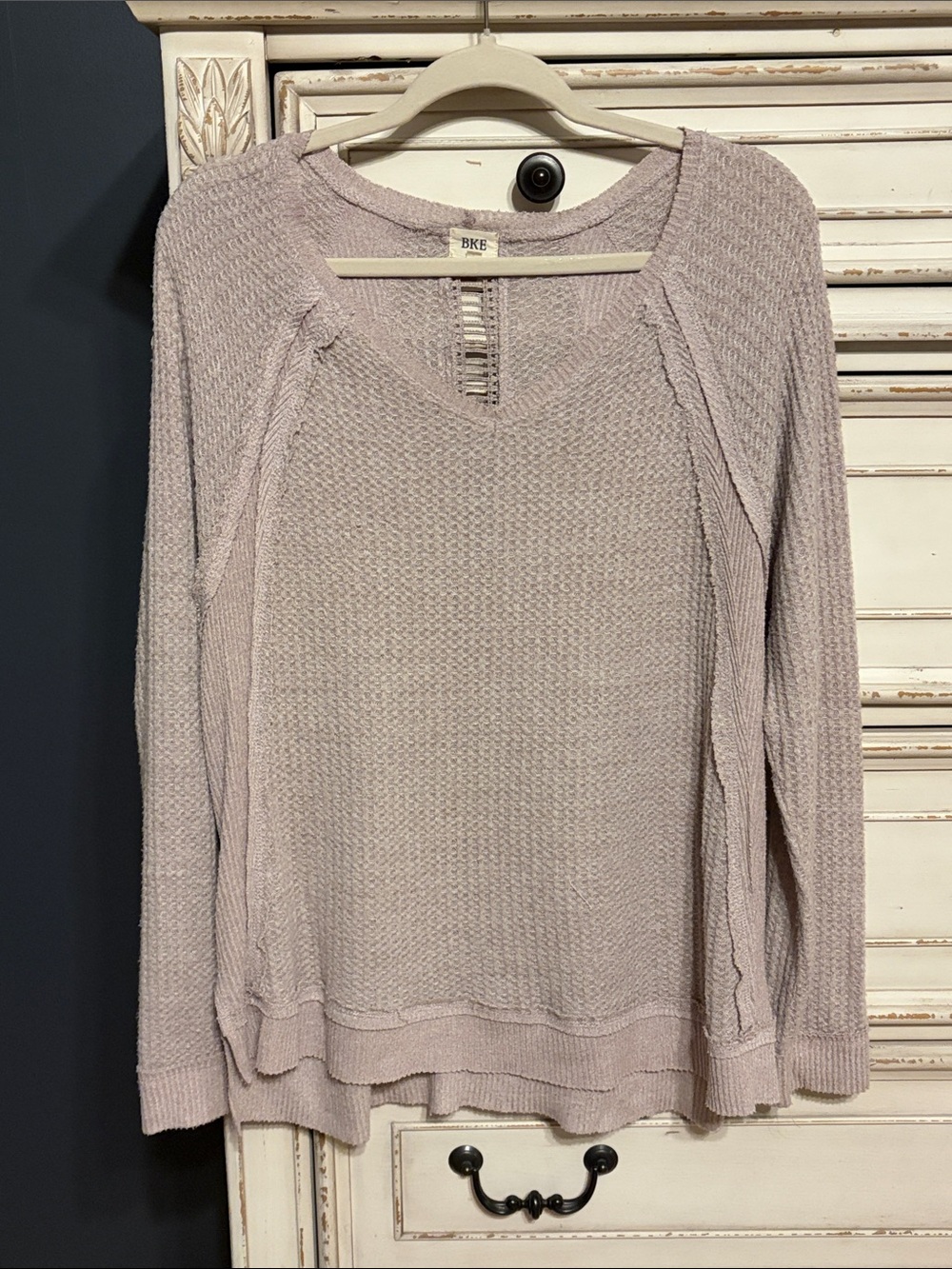 BKE Womenās Mauve V-Neck Waffle Knit Sweater